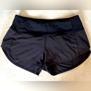 Lululemon black low rise lined short 2.5”